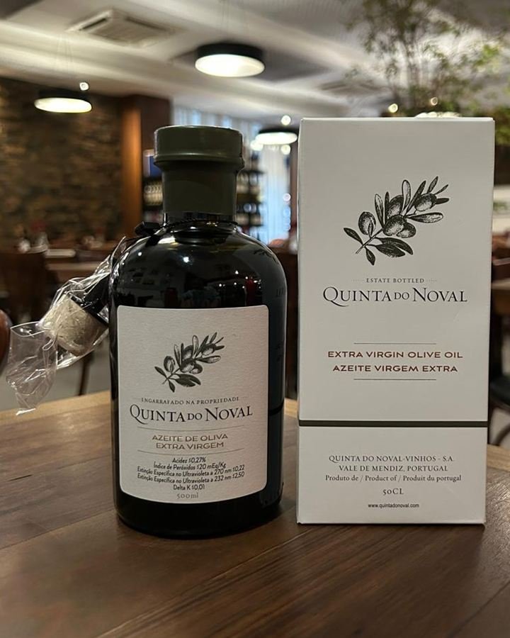 Azeite extra virgem Quinta do Noval, garrafa de 500 ml ao lado do estojo