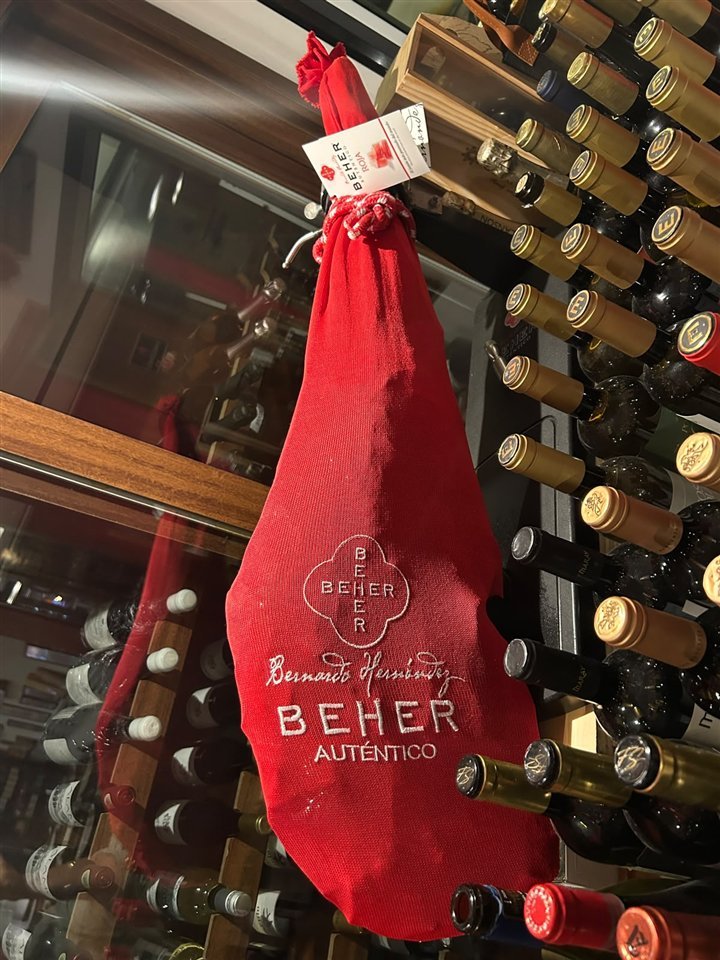 Jamón Ibérico Beher na capa vermelha, com a etiqueta da marca